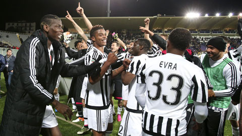 Juve ăn mừng chiến thắng trước Fiorentina ở vòng 35