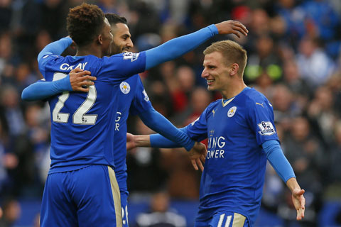 Với cú ngã của Tottenham, Leicester (ảnh nhỏ) coi như đã chạm một tay vào chức vô địch