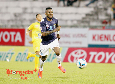 Hoàng Vũ Samson đã trở thành tiền đạo ghi nhiều bàn nhất lịch sử V.League - Ảnh: Đồng Bằng