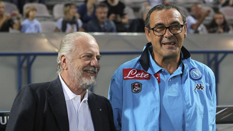 Chủ tịch De Laurentiis sẽ sa thải Sarri (phải) nếu ông không giúp Napoli giành vé dự vòng bảng Champions League mùa sau