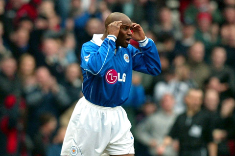Phản ứng của Trevor Sinclair sau bàn phản lưới nhà tiễn Leicester xuống hạng năm 2002
