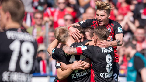 Freiburg trở lại Bundesliga chỉ sau 1 năm vắng bóng