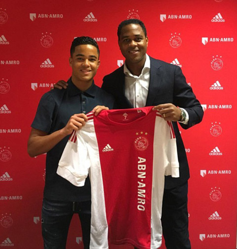 Justin Kluivert bên cạnh người cha nổi tiếng