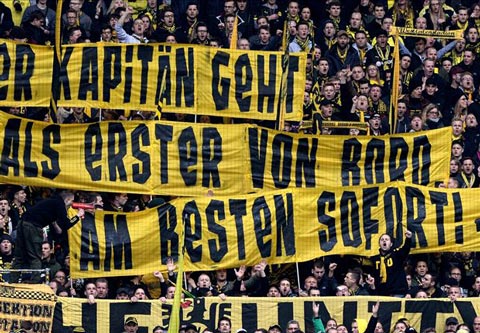 Các fan Dortmund căng biểu ngữ phản đối Hummels