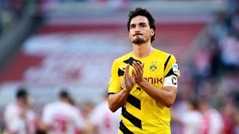Fan Dortmund giăng biểu ngữ sỉ nhục Hummels phản bội