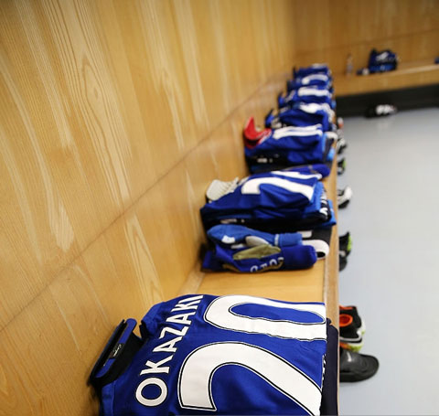 Trang phục thi đấu của các cầu thủ Leicester được xếp ngay ngắn trong phòng thay đồ