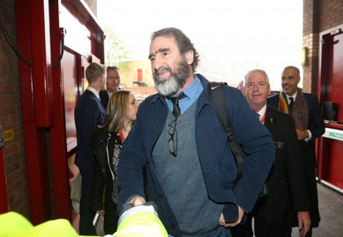 Huyền thoại Eric Cantona cũng đến sân theo dõi trận đấu