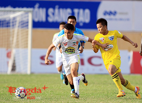 Thanh Tùng (áo trắng) đối đầu với đội bóng quê hương trong trận đấu giữa 2 đội trên sân Thanh Hóa mùa trước - Ảnh: Minh Tuấn