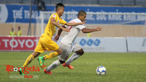 Osmar (áo trắng) ghi bàn gỡ hòa cho HA.GL - Ảnh: Trí Công
