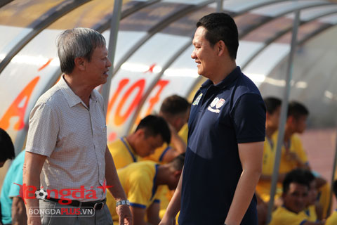 Ông Lê Thụy Hải (trái) bắt tay ông Nguyễn Quốc Tuấn trước khi trận đấu bắt đầu - Ảnh: Phan Tùng