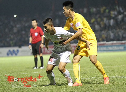  Thanh Bình (trắng) có dịp đối đầu với đội bóng quê hương