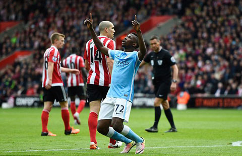 Cú đúp của Iheanacho không đủ giúp Man City tránh được thất bại