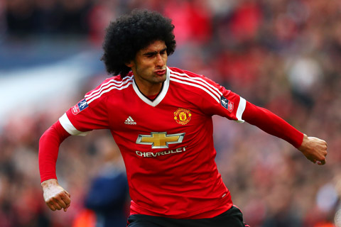 Fellaini lại sử dụng cùi chỏ