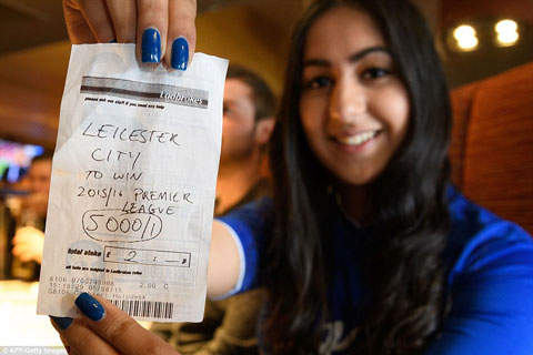 Nữ sinh Karisma khoe biên lai đặt cược 2 bảng  (ăn 10.000 bảng) vào Leicester