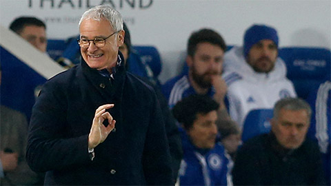 Mourinho chúc mừng Ranieri sau khi bị "cướp" danh hiệu