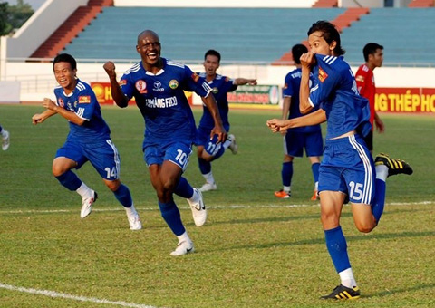 Lâm Văn Ngoan (phải) là cầu thủ mẫu mực cả trên sân cỏ lẫn đời sống 