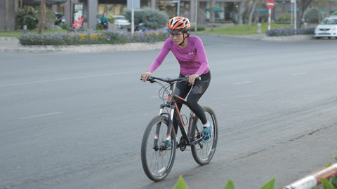 Chiếc xe đạp trở thành vật bát ly thân của Hoa Nguyễn trong những ngày lueyetj tập