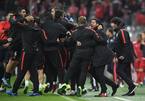 Simeone đang viết nên câu chuyện cổ tích giữa thời buổi kim tiền