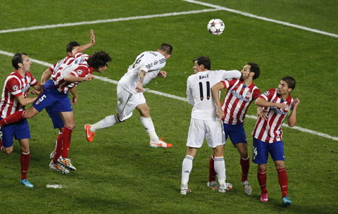 Cú đánh đầu lịch sử của Sergio Ramos