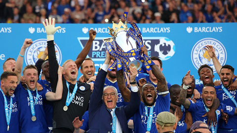 Leicester nhận cúp vô địch, rạng ngời trong men say chiến thắng