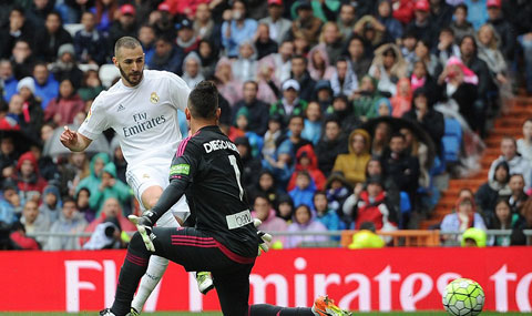 Benzema ghi bàn nâng tỷ số lên 2-0