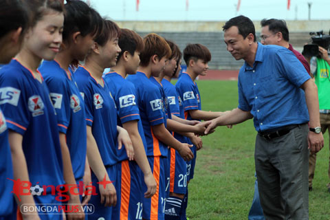 Ông Trần Quốc Tuấn, Phó chủ tịch thường trực VFF bắt tay động viên các nữ cầu thủ trước trận 