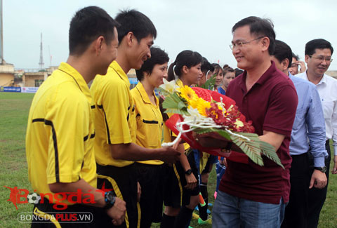 Ông Trần Anh Tú, Ủy viên thường trực VFF tặng hoa cho tổ trọng tài  