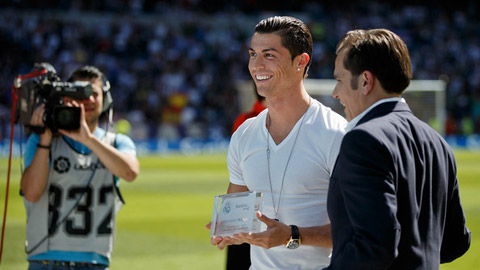 Ronaldo nhận giải "Vua lực sĩ" ở Bernabeu
