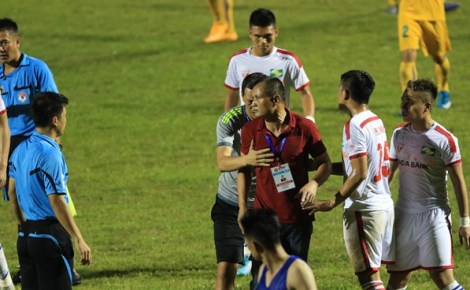 HLV Quang Trường bị cấm chỉ đạo 2 trận, sân Hàng Đẫy bị phạt tiền