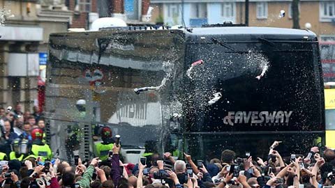 Trận West Ham vs M.U hoãn 45 phút vì xe buýt đội khách bị tấn công