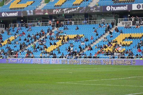 Những khán đài thưa thớt thường thấy trên sân của Incheon United