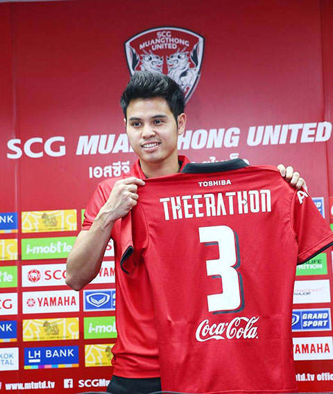 Bunmathan mặc áo số 3 ở Muangthong United 