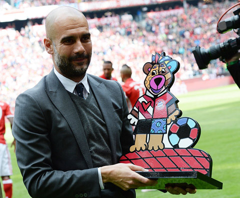 HLV Guardiola nhận món quà chia tay trước khi trận đấu diễn ra