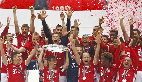 Các cầu thủ Bayern nhận Đĩa bạc