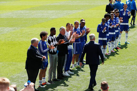 Các cầu thủ Chelsea xếp hàng chào mừng thầy trò Ranieri