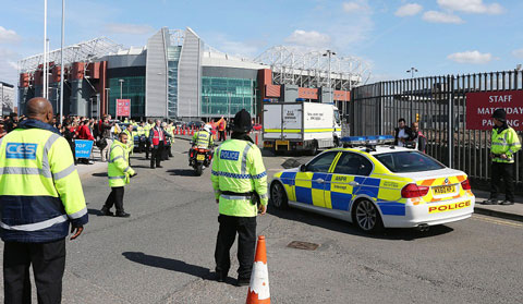 Lực lượng cảnh sát đã có mặt rất kịp thời ngay sau khi nhận thông tin có bom ở Old Trafford