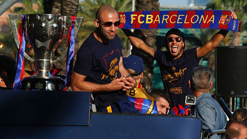 Các cầu thủ Barca diễu hành mừng chức vô địch La Liga