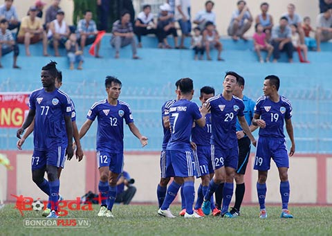 Cầu thủ QNK Quảng Nam ăn mừng sau khi có 2 bàn thắng vào lưới B.BD - Ảnh: Sông Hàn