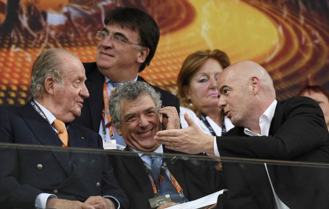 Cựu vương Juan Carlos của TBN, quyền chủ tịch UEFA Angel Maria Villar và chủ tịch FIFA Infantino trên khán đài sân Jakob-Park