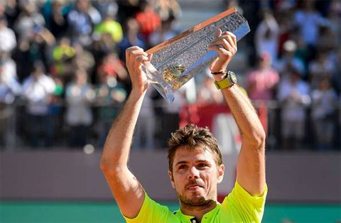 Stan Wawrinka giương cao cup vô địch Geneva Open