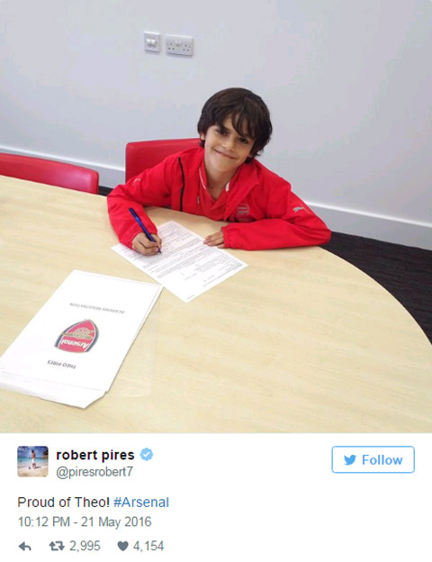 Pires khoe ảnh con trai kí hợp đồng với Arsenal trên Twitter