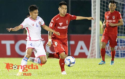 B.Bình Dương (áo đỏ) và Sài Gòn FC (áo trắng) chia điểm kịch tính - Ảnh: Anh Tài