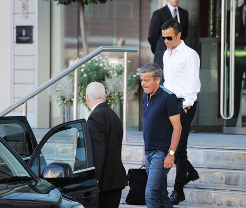 Đại diện Mendes (áo trắng) của Mourinho ra sân bay để tới Anh đàm phán với M.U