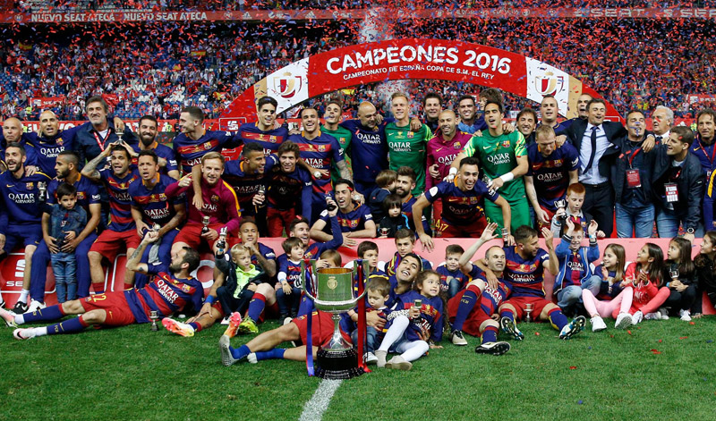 Các cầu thủ Barca cùng gia đình chụp ảnh cùng cúp vô địch