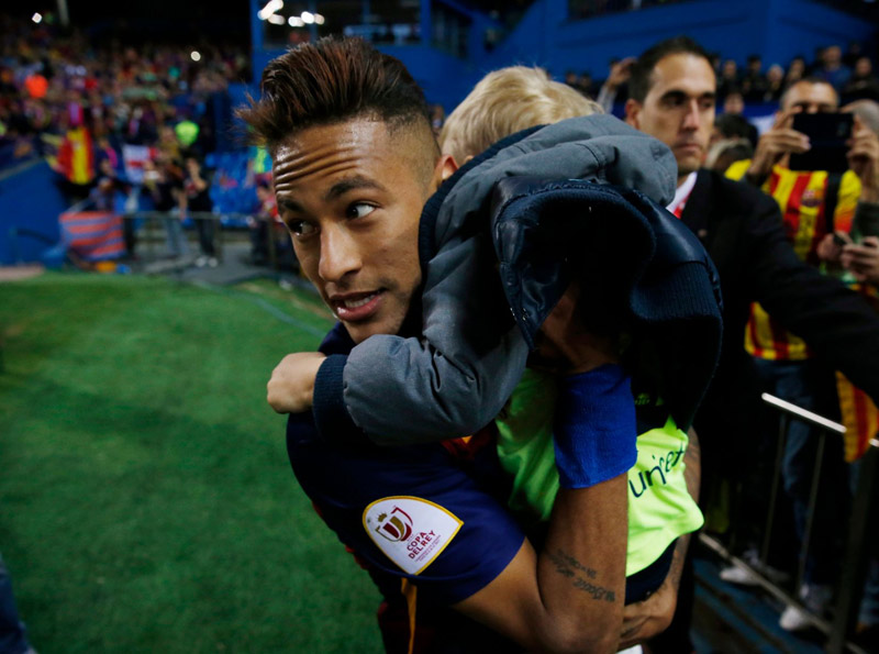 Tiền đạo Neymar ghi bàn ấn định chiến thắng