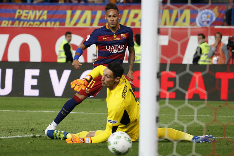 Neymar ở tình huống ghi bàn ấn định tỷ số 2-0