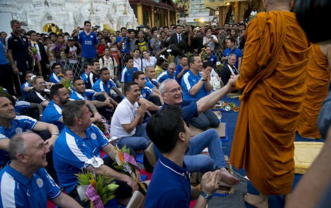 HLV Ranieri vui vẻ bắt tay một nhà sư trong lễ cầu phúc