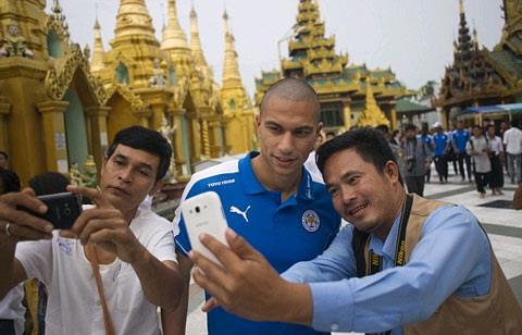  Tiền vệ Gokhan Inler chụp ảnh tự sướng với người hâm mộ Myanmar