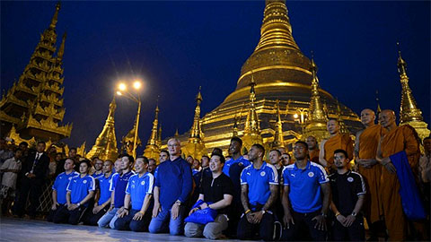 Đến Myanmar, Leicester lên chùa cầu phúc
