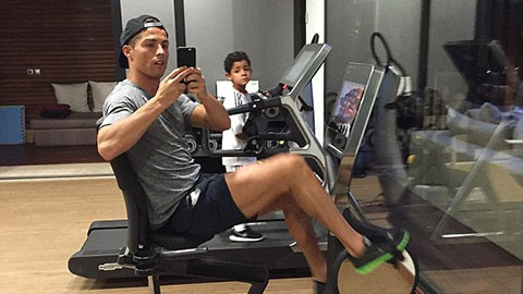 Ronaldo tập gym để tránh tái phát chấn thương đùi